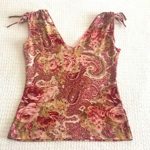 Cute double V-neck made by BeCool. The pattern is roses and paisley design.